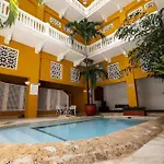 Edificio ubicado en el centro de la ciudad dentro de la ciudad amurallada Edificio Ayos