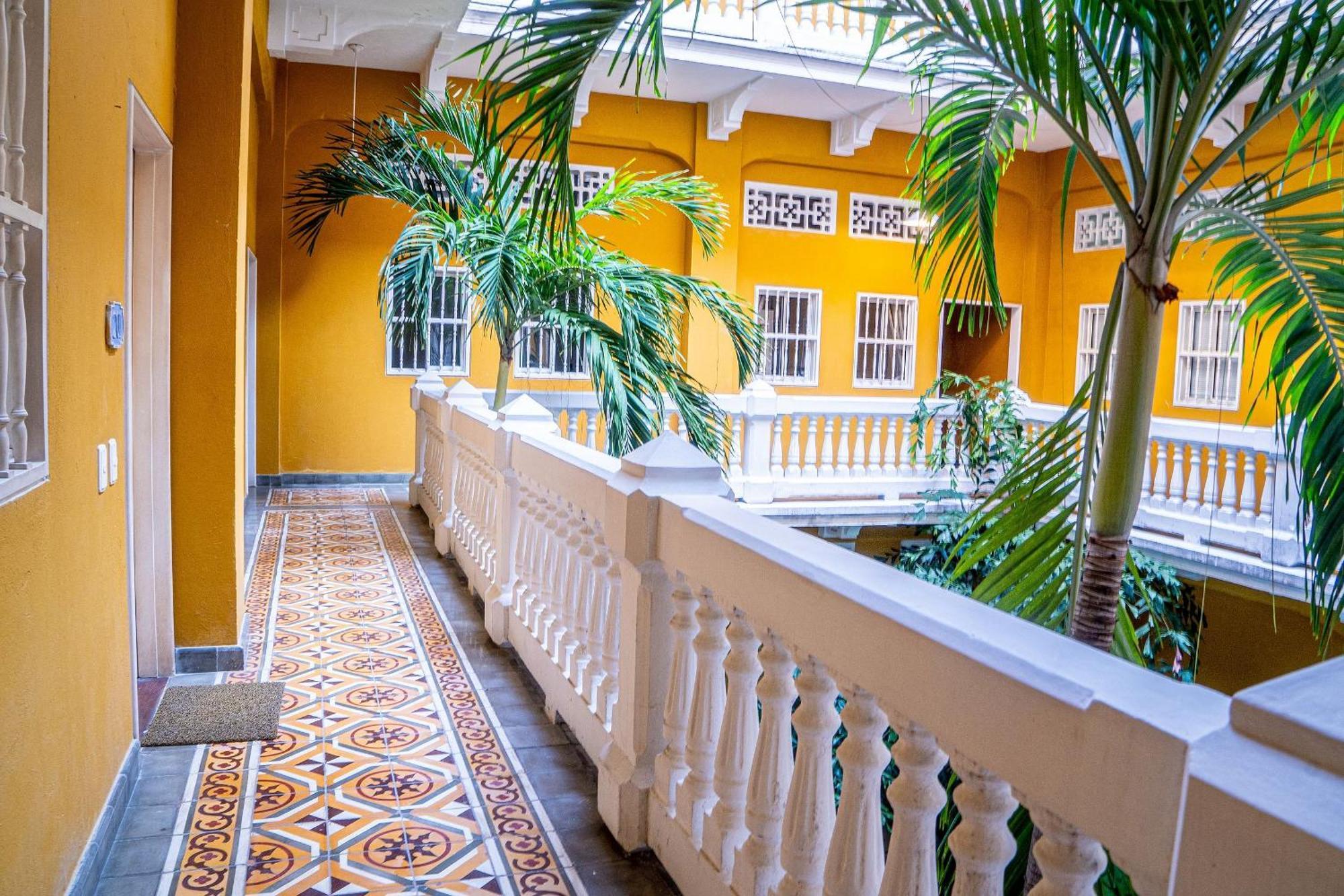 Edificio Ubicado En El Centro De La Ciudad Dentro De La Ciudad Amurallada Edificio Ayos Apartamento