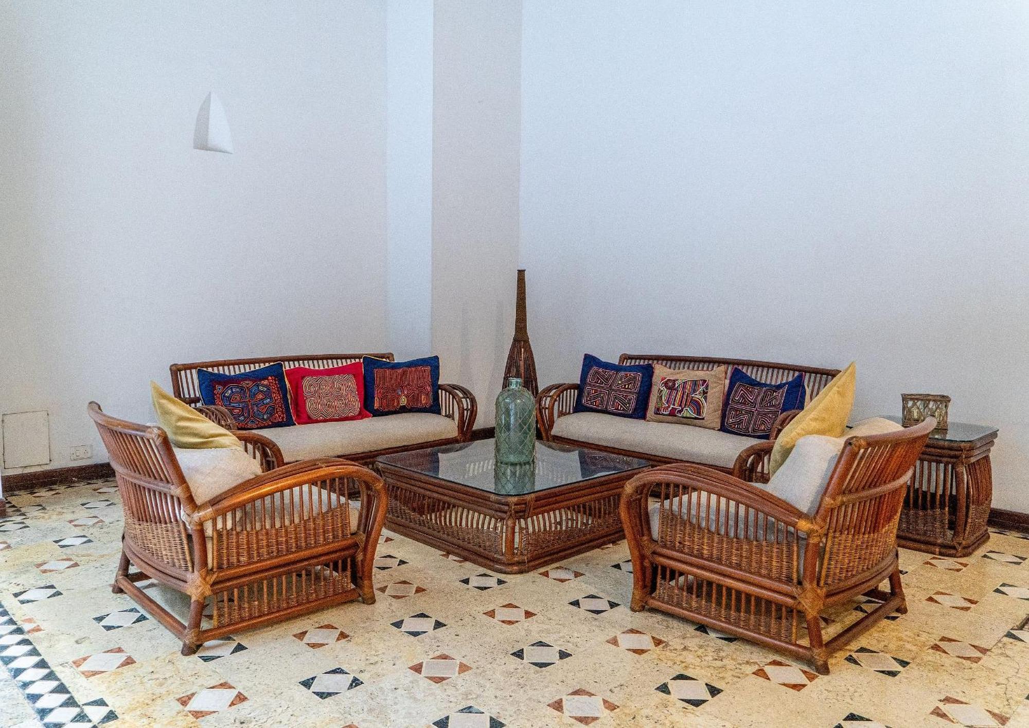 Edificio Ayos Dentro La Ciudad Amurallada